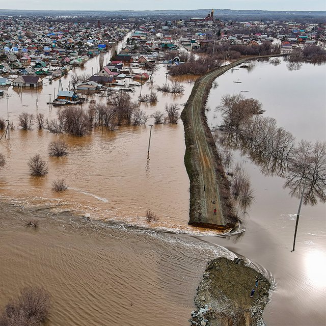 «У кого-то холодильник уплыл, а у кого-то весь дом»: как семья с тремя детьми пережила паводок в Орске