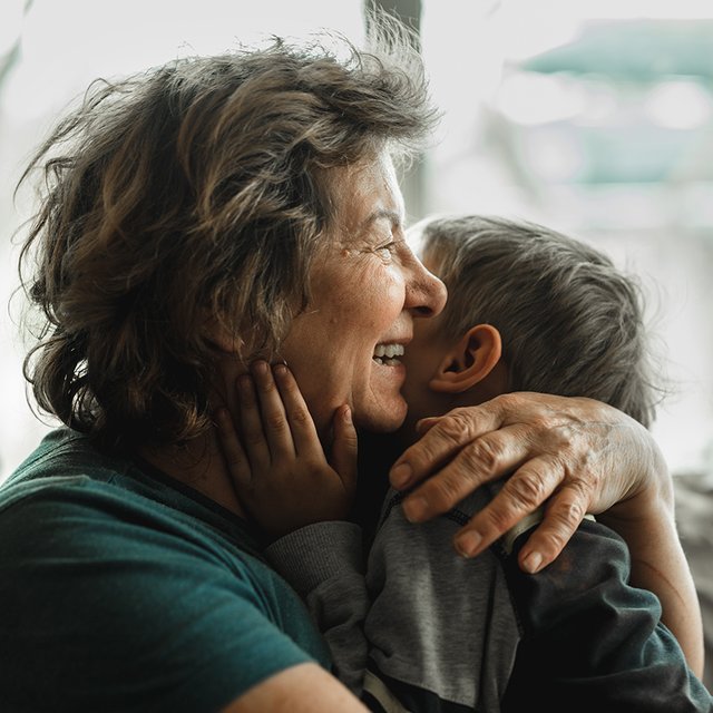 Сын не хочет уезжать от бабушки, потому что она всё разрешает, а мама — нет. Что делать