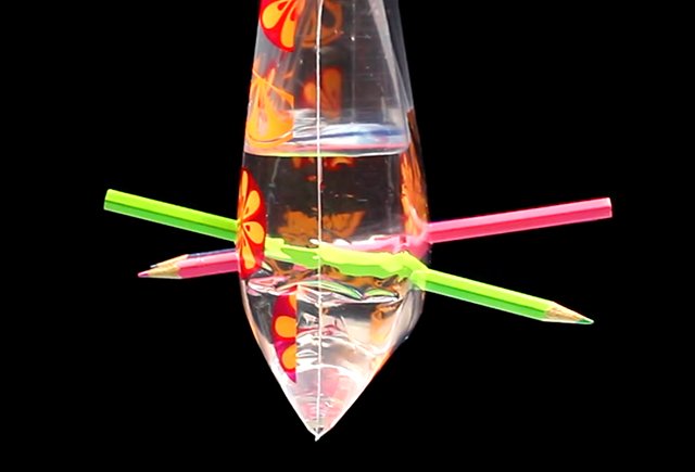 Втулка, коробка, вода: лучшие (и бесплатные) игрушки для детей, которые застряли дома