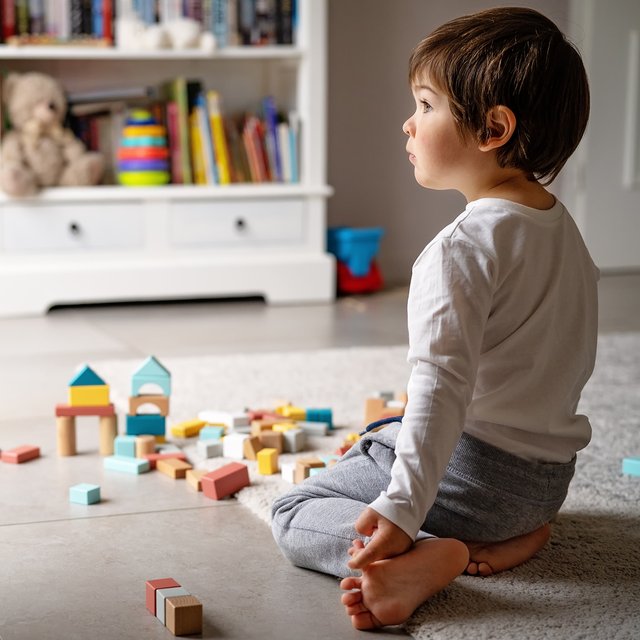 «Посиди тут, я скоро вернусь!». Как и когда можно оставлять ребёнка дома одного?