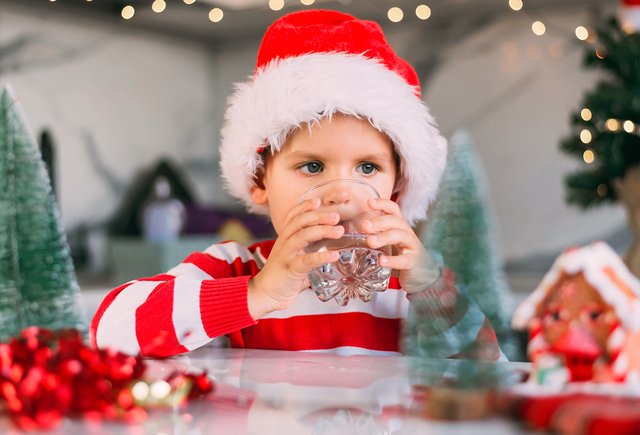 Ребенок глотнул алкоголь за праздничным столом. Что делать?