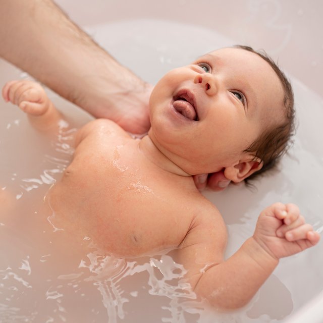 Круг на шею для купания младенца: не опасен ли он и как купать ребёнка правильно