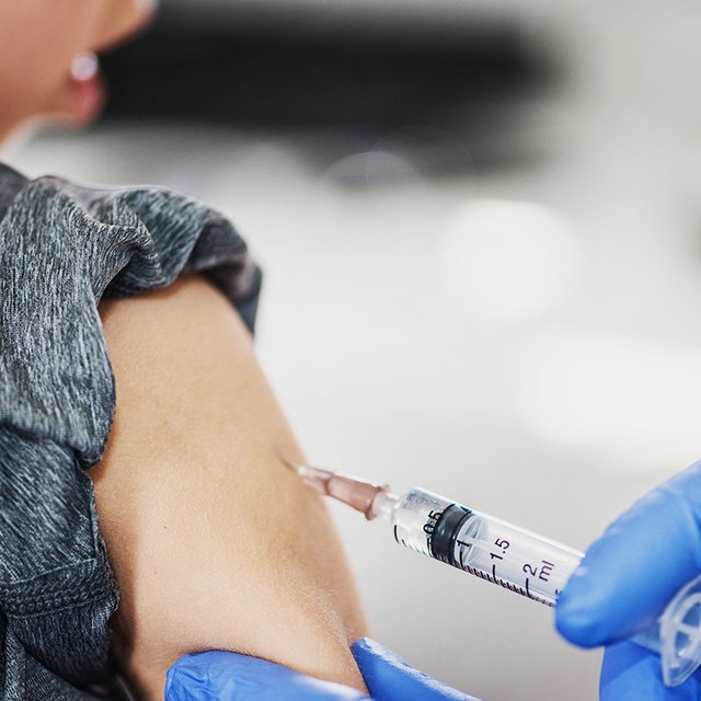 «Не можем же мы его зажать, лечь на него и вколоть ему вакцину»: нужно ли каждый год делать детям прививки от гриппа