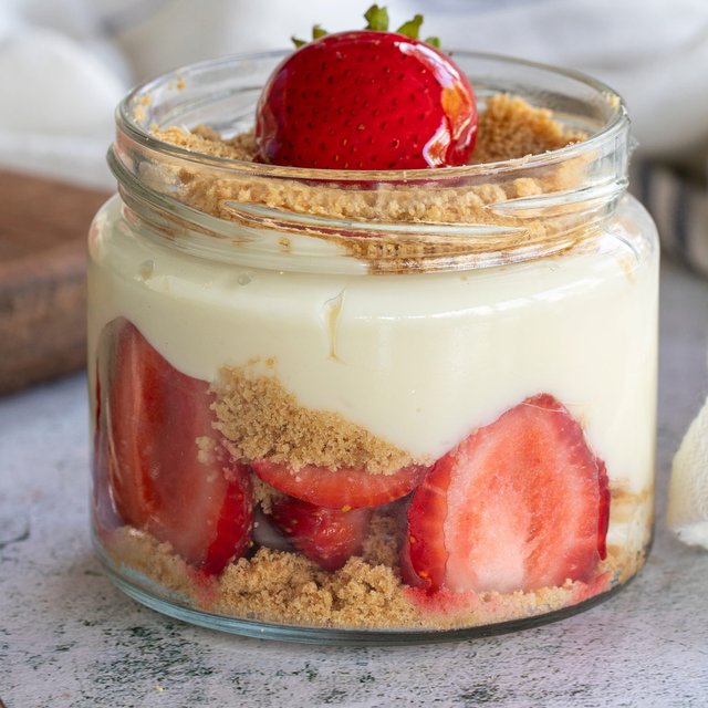 Клубничный десерт в чашке: рецепт, с которым справится даже первоклашка