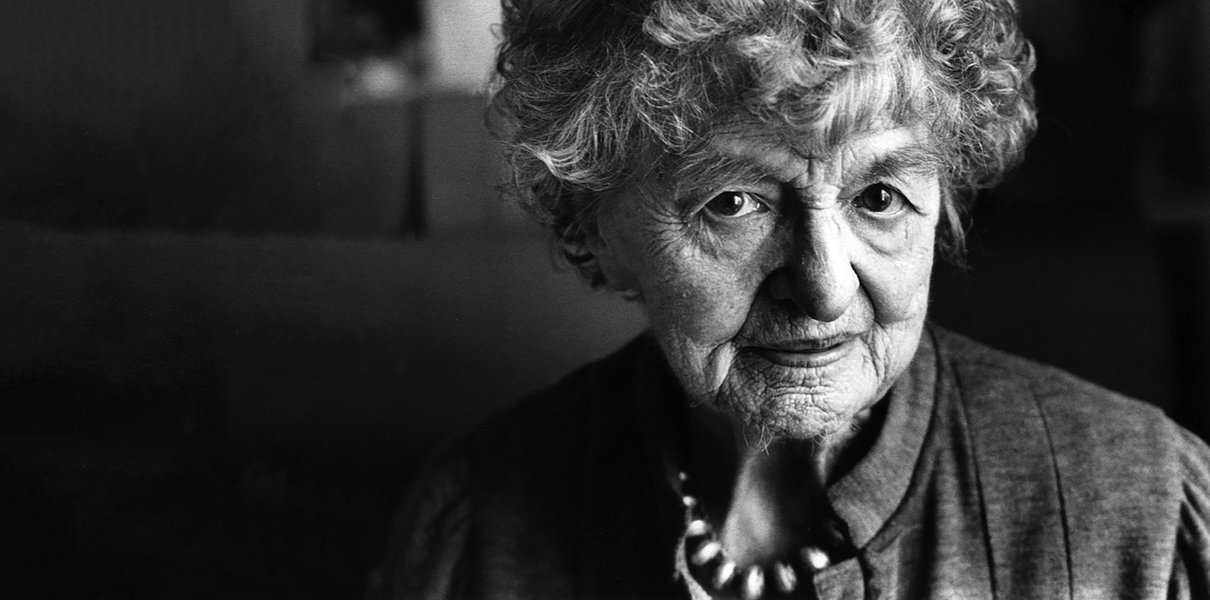 Кем была Памела Трэверс, придумавшая «Мэри Поппинс», самую английскую сказку XX века