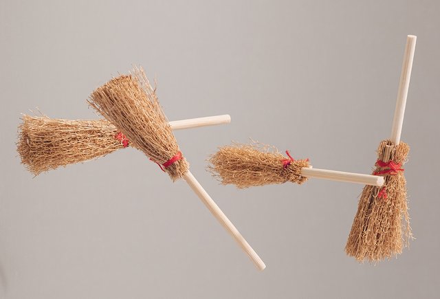 «Много мётл», «метёл» или «метёлок»? Как образовать множественное число от слова «метла»