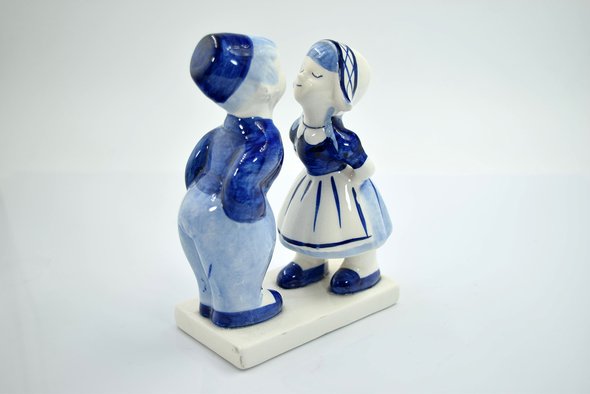 Керамические куклы, изображение девочки и мальчика, собирающихся поцеловать друг друга