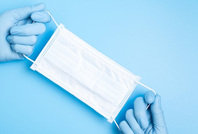 Боюсь сдавать ЕГЭ со всем классом, потому что мои родные в группе риска. Что делать?