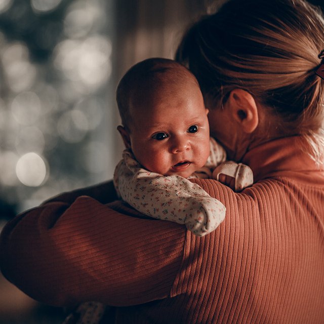 «Плакала, когда прощалась с внуком». Почему бабушки и дедушки пытаются заменить родителей
