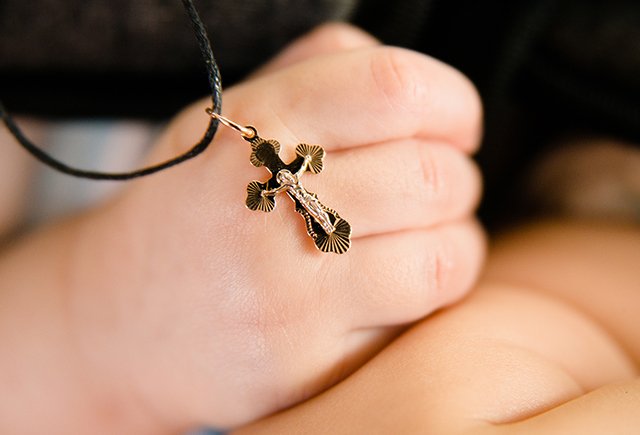 Могут ли в детском саду снимать крестик с ребёнка?