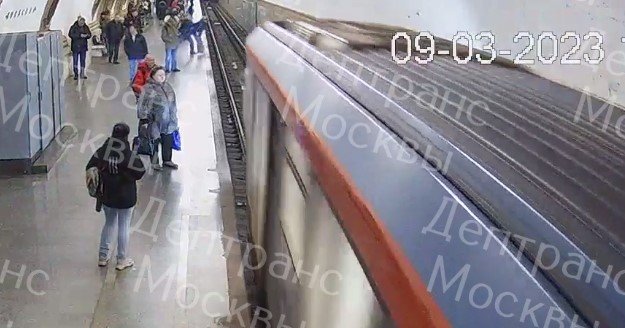 Мужчина толкнул под поезд. Платформа метро. Метро Москвы. Подростка столкнули в метро. Подростка столкнули под поезд в метро.