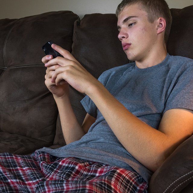 Подросток почти не выходит из комнаты и не общается с семьёй. Что делать?