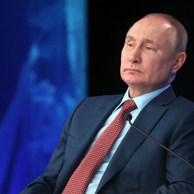 Земля для многодетных, проблемы сельских школ, буллинг и суды с Дедом Морозом: Путин — о семье и образовании