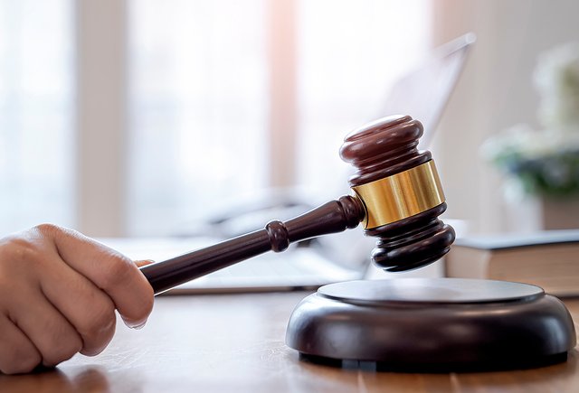 Почему фраза «взыскать ущерб» неграмотная и чем её заменить