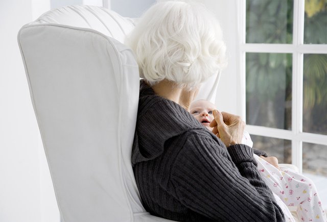 Я бабушка, переживаю, что внучка привязана ко мне больше, чем к маме. Как это изменить?