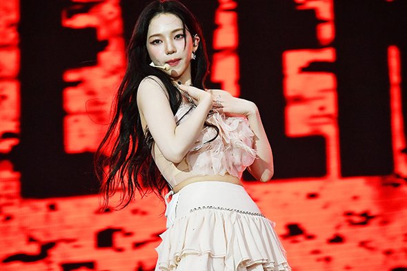 Участница k-pop группы aespa Карина