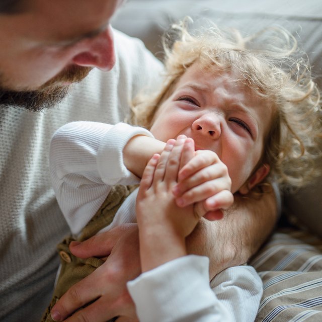 Двухлетний ребенок не хочет оставаться с папой и плохо идет с ним на контакт: что делать?