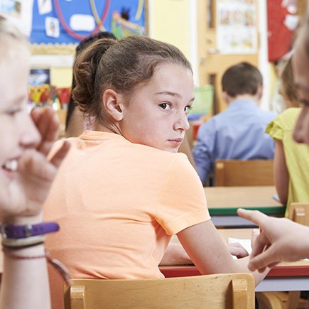 Каждый второй ребёнок сталкивается с травлей в школе и интернете. Что делать родителям?