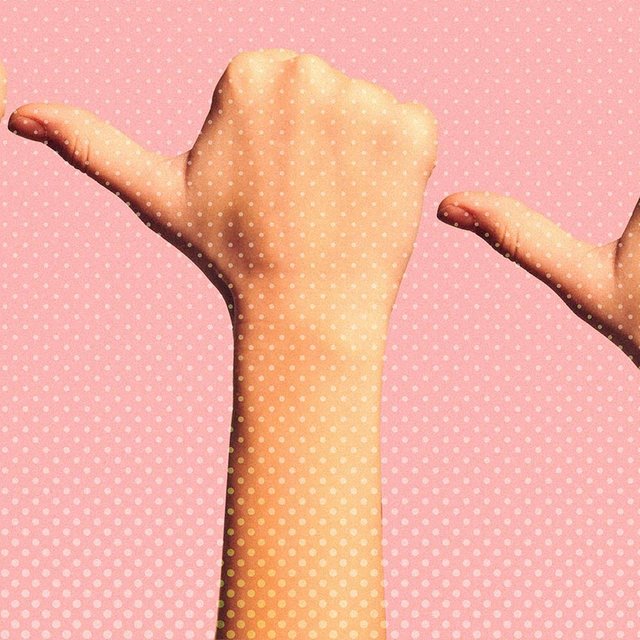 Ребенок сосет палец ночью и постоянно повторяет свои фразы по два раза. Почему так происходит и стоит ли беспокоиться?