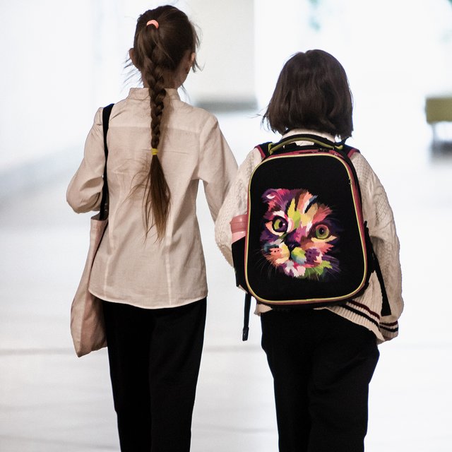 Школа требует оплачивать как продленку час между уроками и кружком, в который ребенок просто сидит в коридоре! Это законно?