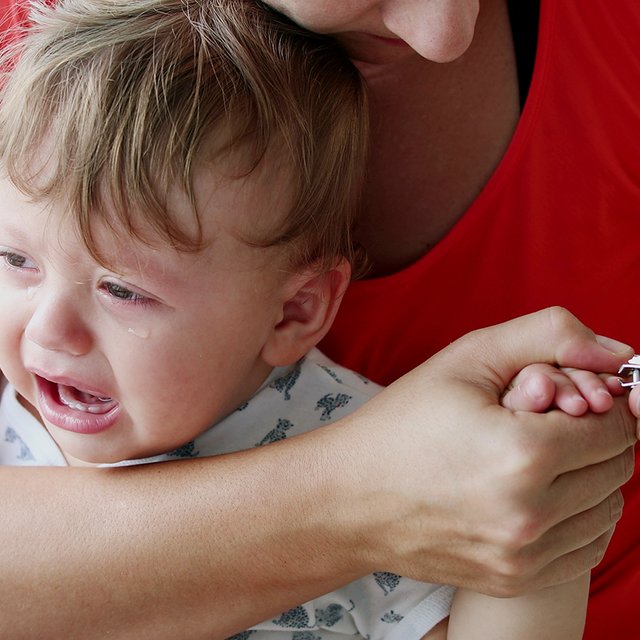 Маленький ребёнок не разрешает стричь себе ногти. Что делать?