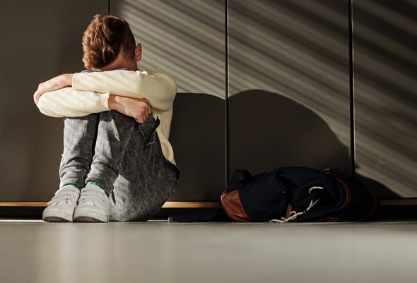 травля, буллинг, школа, школьник, учёба, расстроенный, оскорбление, образование, студент, европеоидная раса, ребёнок, школьник, мальчик, ученик, страдать, проблема, школа, подросток, грустный, неприятности, дискриминация, пол, одинокий, оскорбительный, унижать, несчастный, класс, беспомощный, младший, средний, несчастный, молодой, ученик, подросток, в помещении, школьник, издевательства, ребёнок;