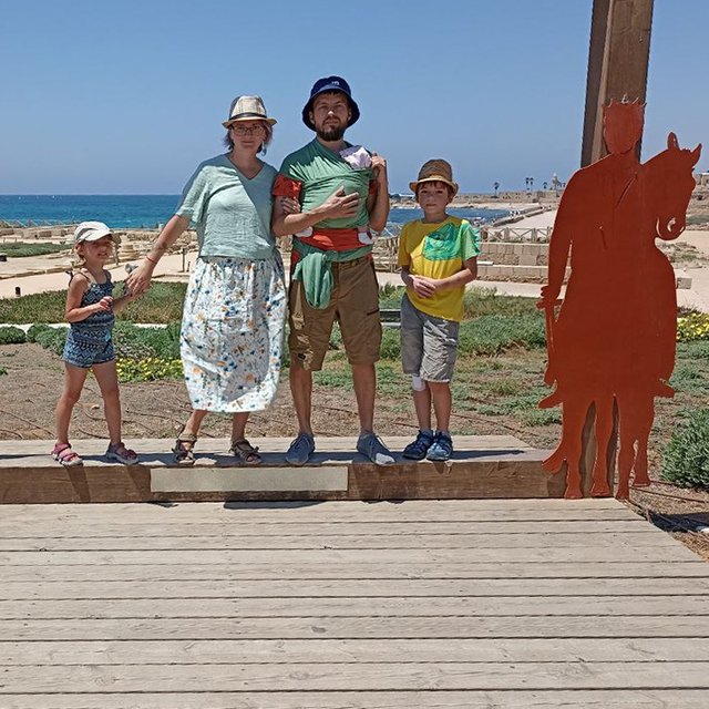 «Оценок нет, строгости тоже, домашку можно не делать». Семья из России — о родах и учёбе в Израиле