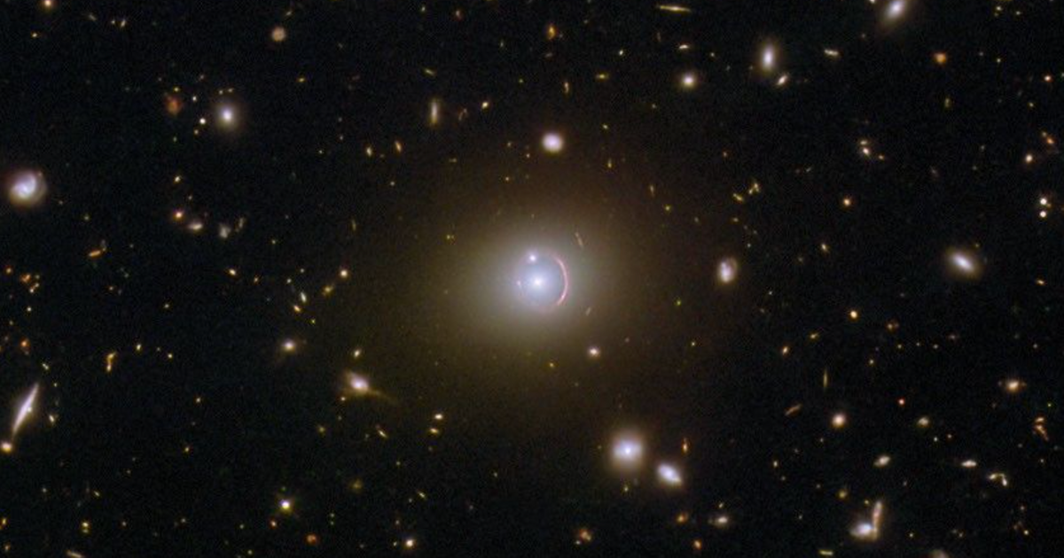 NASA показало снимки трех галактик, образующих явление под названием «кольцо Эйнштейна»