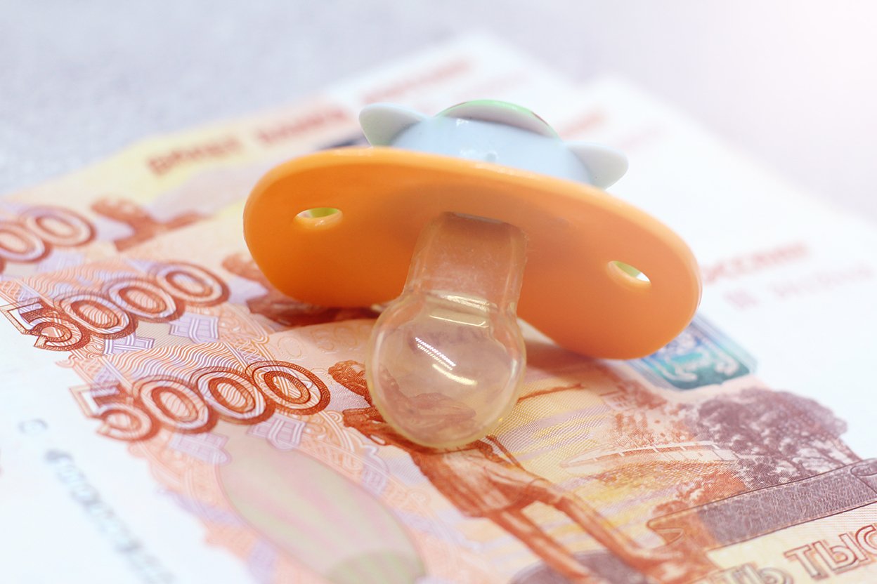 Детская соска лежит на пятитысячных купюрах. Выплаты студенческим семьям. Какими льготами студенческие семьи могут воспользоваться в 2026 году