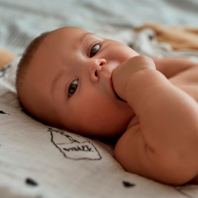 Младенец постоянно держит руки во рту, как будто у него чешется язык: нормально ли это