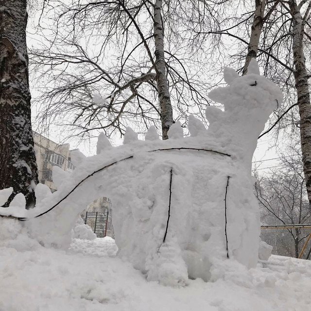 10 огромных апрельских снеговиков: как москвичи отметили аномальный снегопад