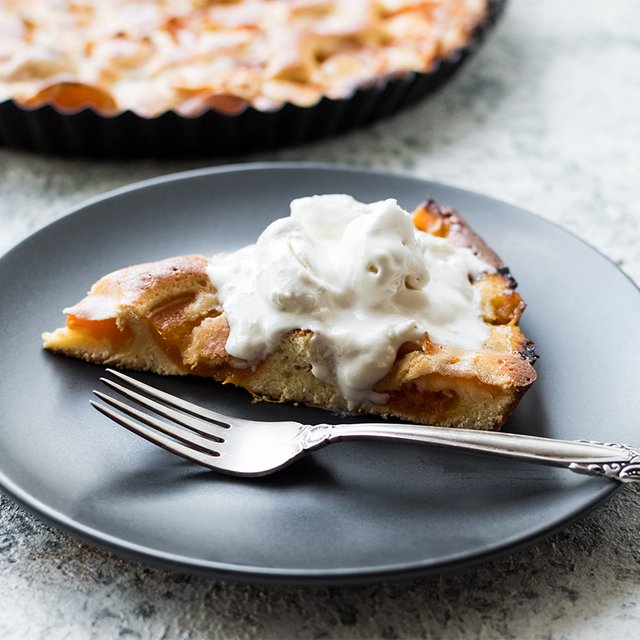 Абрикосовый пирог с хрустящей корочкой: рецепт, для которого не нужно замешивать тесто