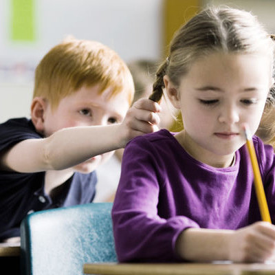 "Мальчики лучше знают математику, а девочки аккуратнее"