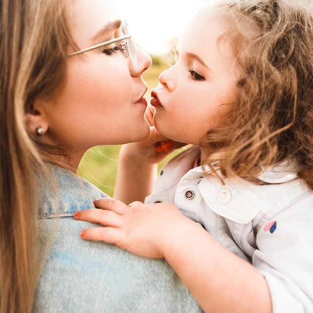 «Ребёнка в губы? Да это же сексуальное насилие!». Как мы целуем детей, или О выстраивании границ