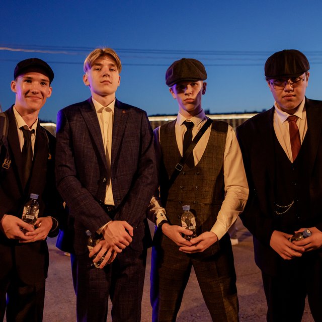 "Жить нормально, а не выживать, ё-моё". Чего боятся и на что надеются выпускники 2022