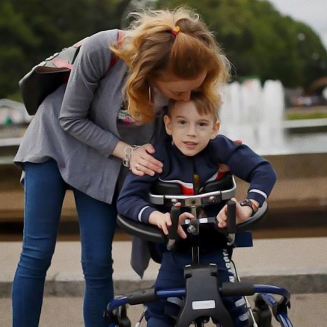 «И меня удалили из чата». Как мама ребёнка с ДЦП сражается с соседями за доступную среду