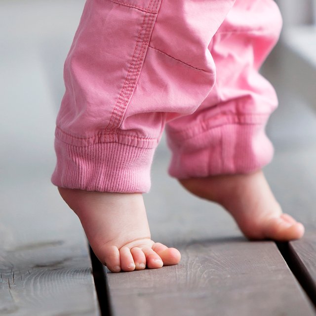 Почему ребёнок ходит на цыпочках? И ещё 11 вопросов о здоровье, которые постоянно гуглят родители