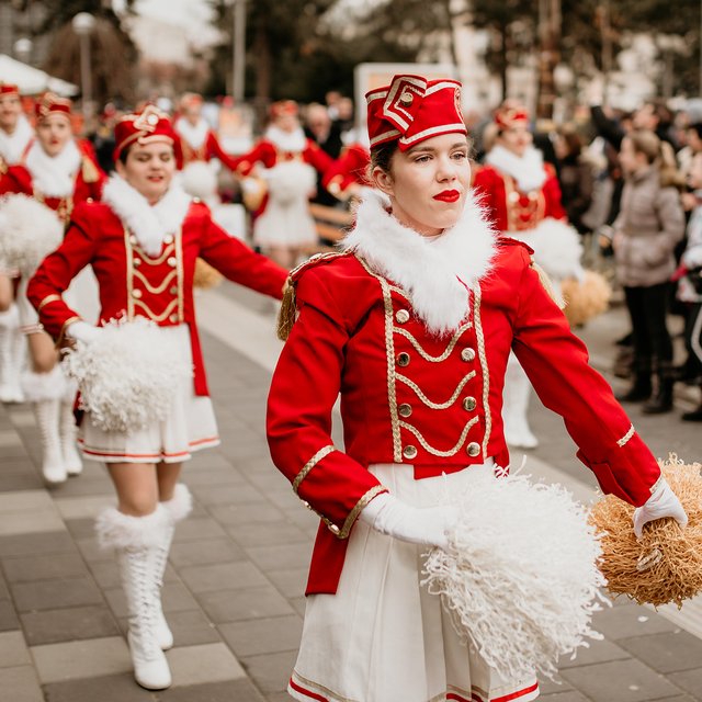 Кто такие (или что такое?) мажоретки и при чём тут спорт