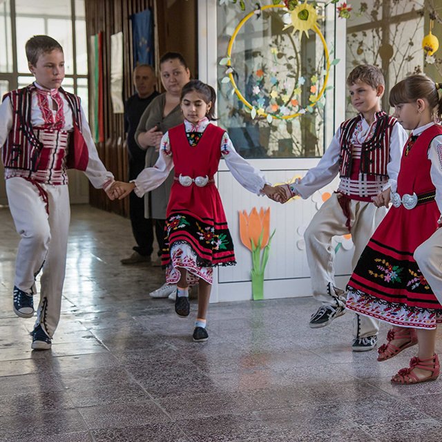 Дробные оценки, настоятельство и суровая охрана: как учатся школьники в Болгарии