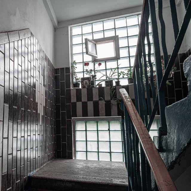 «Между вторым и третьим этажом» или «между вторым и третьим этажами»? Как говорить правильно