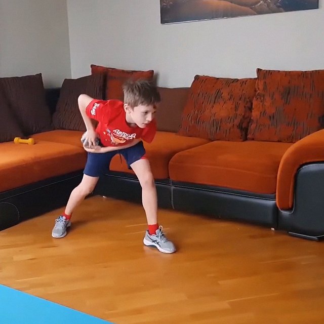 12 упражнений для осанки, мышц и суставов, которые можно делать всей семьёй