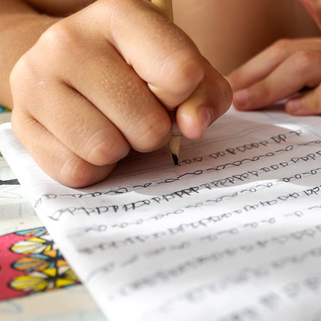 Ребенок не справился с программой первого класса: можно ли оставить его на второй год?