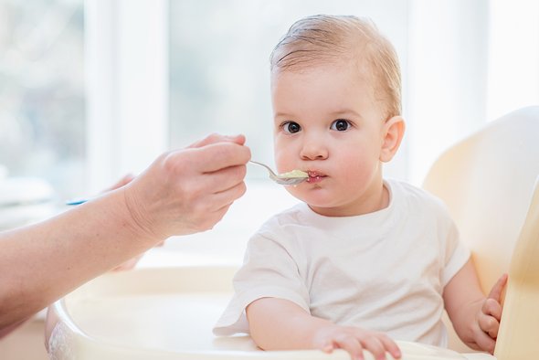 маленький, родитель, обед, невинность, год, кавказский, счастливый, младенец, материнство, красивый, малыш, ложка, старый, кормить, питание, в помещении, завтрак, очаровательный, уход, ребенок, маленький, женщина, молодой, ребенок, мальчик, милый, счастье, кухня, забавный, стол, рука, довольно, выражение, детство, стул, бабушка, эмоциональный, один, еда, ужин, люди, еда, дом, образ жизни, каша, еда, здоровый, ребенок, сидеть;