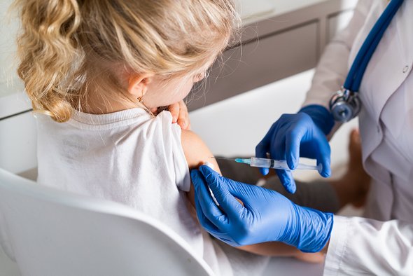 Вакцинация детей, маленькая девочка на приеме у врача, укол в руку. Фото: Uryupina Nadezhda / Shutterstock / Fotodom