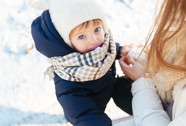 У ребёнка при низкой температуре трескаются руки. Что делать?