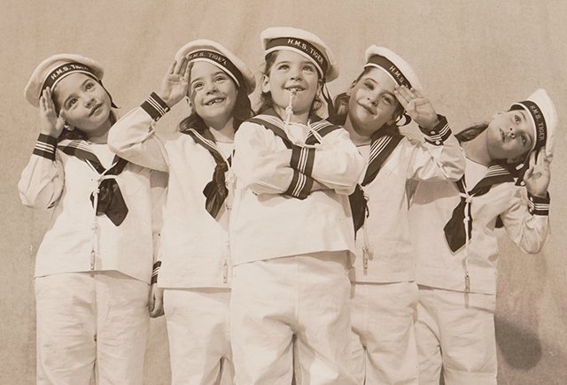 Зоопарк из близнецов. История сестёр Дионн — самых известных пятерняшек в мире