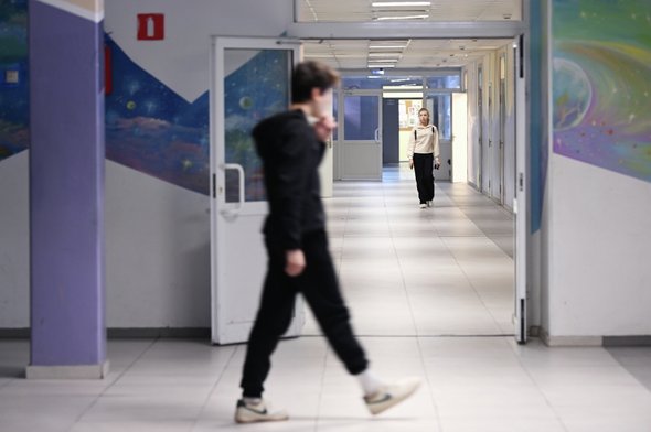 Ученики на перемене в школе. Диагностика школьного климата