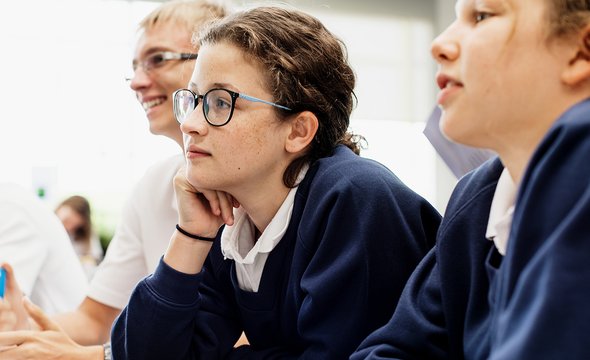 Школьники в форме на уроке в частной школе