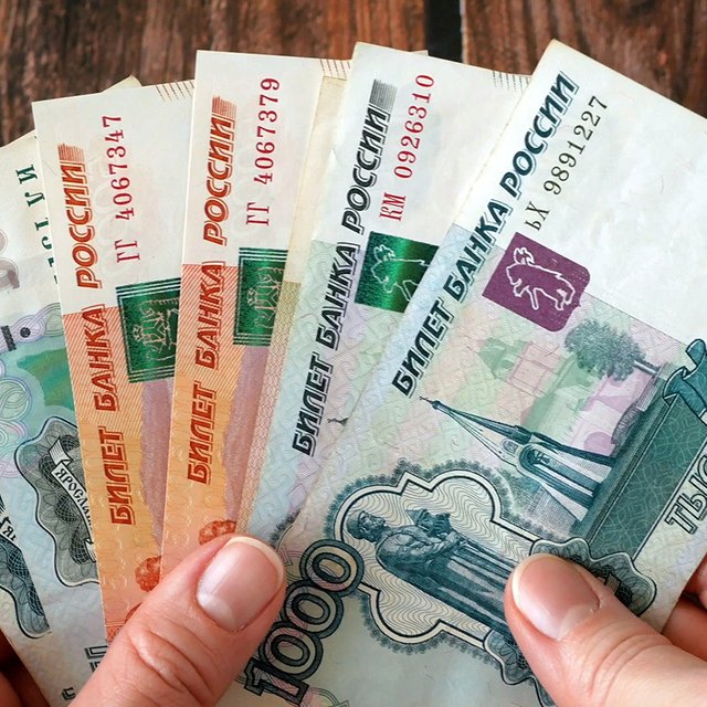 «Добавили по 3 тысячи рублей и отчитались о росте зарплат на 31%». Почему учителя зарабатывают так мало