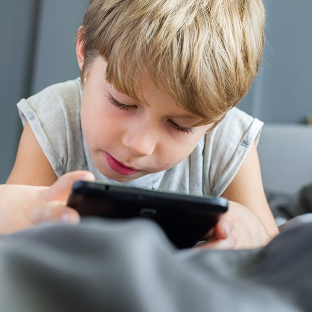 Что делать, если ребёнок зависает в телефоне?
